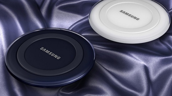 Bạn nên dùng sạc không dây chính hãng Samsung cho máy